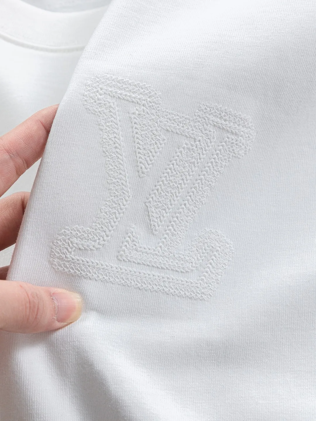 🅿️200 Louis Vuitton 1V LV micro-wide version S-XL LV 26ss new products are available at the counter simultaneously. Multiple craftsmanship. Three-dimensional small logo letters on the chest🪡 embroidery + multi-label four-leaf clover on the back🍀🪡 embroidery. Round neck short-sleeved T-shirt, same style for men and women! Consigned to one-to-one creation. Synchronized with the official website, pure cotton fabrics at the counter! It is close to the skin and comfortable, durable and easy to wear. It has a classic and simple logo design and meticulous original craftsmanship. Short-sleeves, a must-have item for men, do not appear to be the same for the general public, but must be unique and eye-catching. This LV short-sleeve is all about quality, comfort, the same shape and fashion as always, including fabrics and cutting techniques. All of them have been made with great effort! 320 grams of washed pure cotton fabric, pure cotton is breathable, very refreshing and comfortable for daily wear. The rib knitting on the neckline is smooth and tight, and the neckline will not be skewed if you toss it at will. The loose version, you will find that it looks really good on the upper body. The overall is minimalist and neat, super versatile for daily use! Pair it casually with a pair of pants for a youthful look. A T-shirt will make your outfit crazy. It is a fashionable item that can never go wrong! Color: Black White Size: S-XL Size chart: S: Shoulder width 50-Bust 56-Length 70 M: Shoulder width 52-Bust 57-Length 72 L: Shoulder width 54-Bust 59-Length 74 XL: Shoulder width 56-Bust 62-Length 76